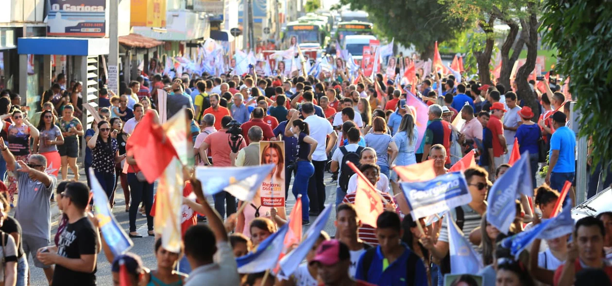 Público acompanhou a caminhada na Avenida Principal do Dirceu