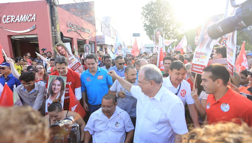 Público recepcionou a comitiva na Avenida Principal do Dirceu