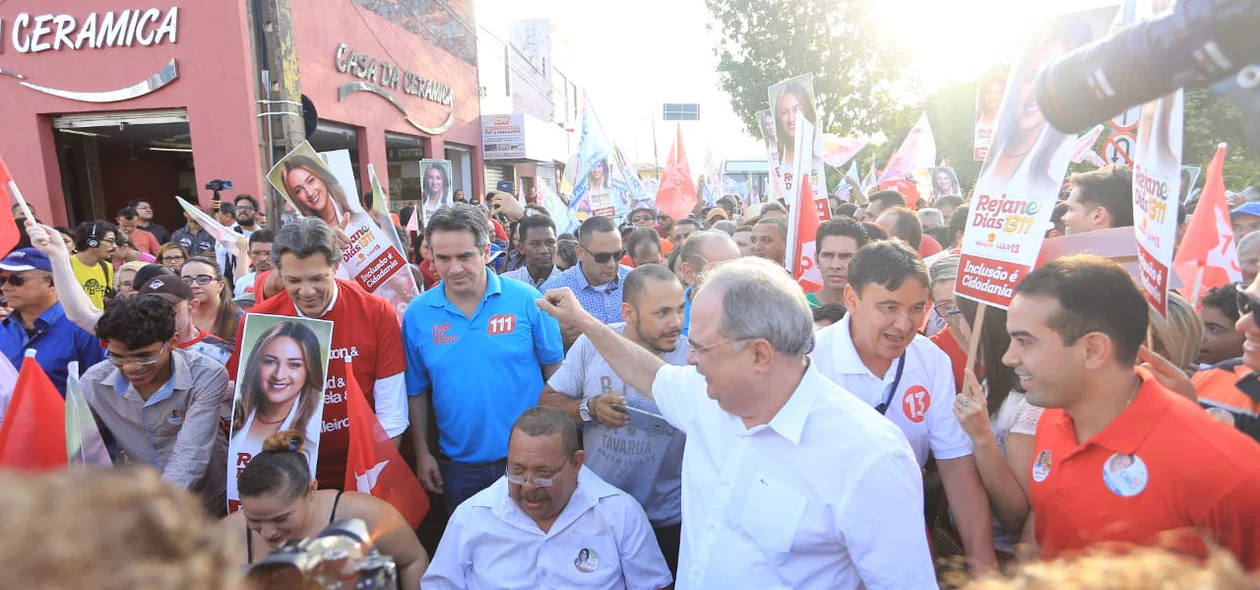 Público recepcionou a comitiva na Avenida Principal do Dirceu