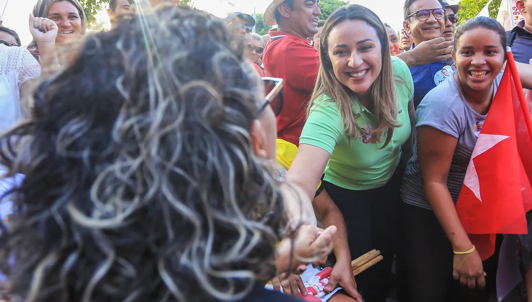 Rejane Dias cumprimenta eleitora