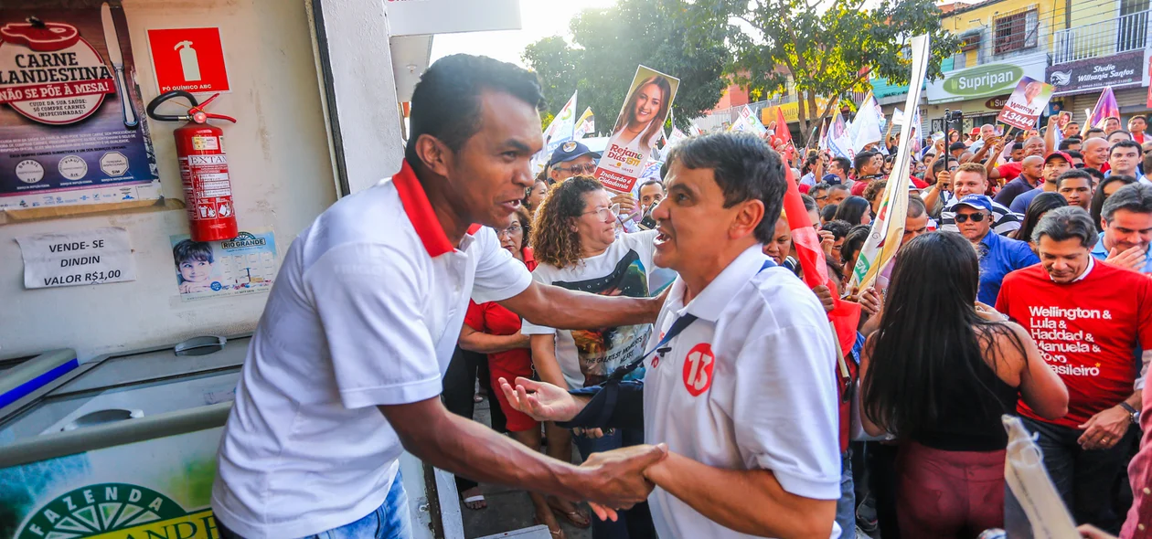 Wellington Dias conversa com eleitor