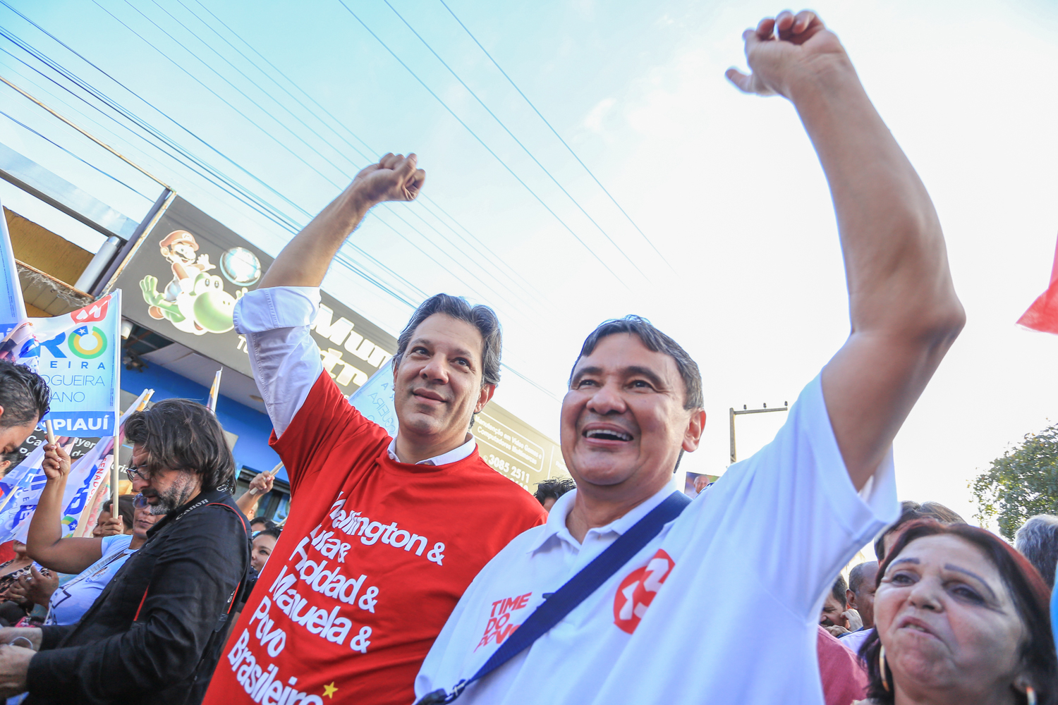 Wellington Dias e Fernando Haddad na rua do bairro Dirceu 