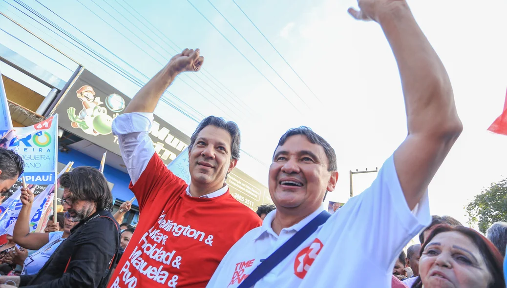 Wellington Dias e Fernando Haddad na rua do bairro Dirceu 