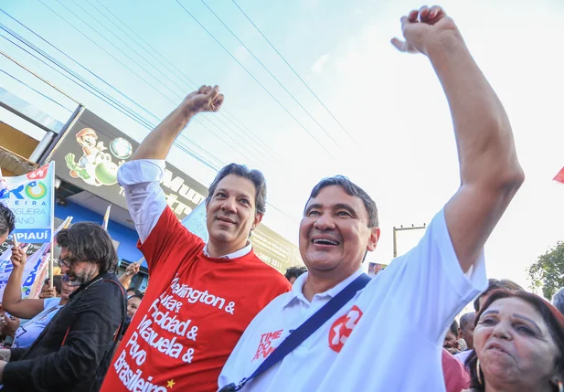 Wellington Dias e Fernando Haddad na rua do bairro Dirceu 