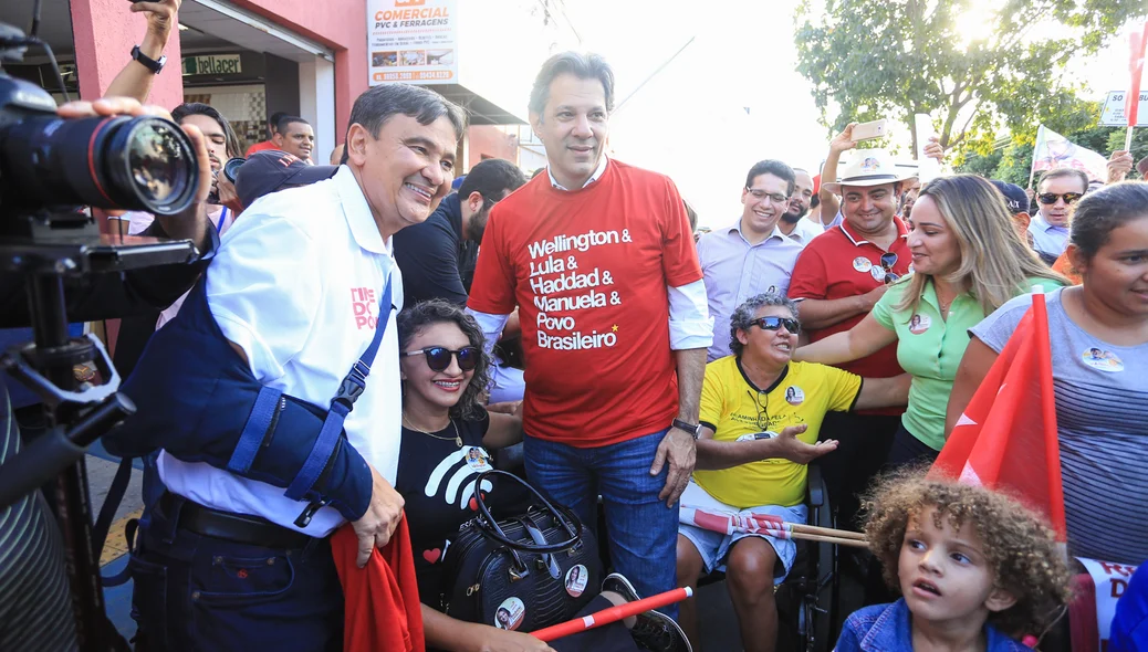 Wellington e Haddad posam para fotografias com eleitores