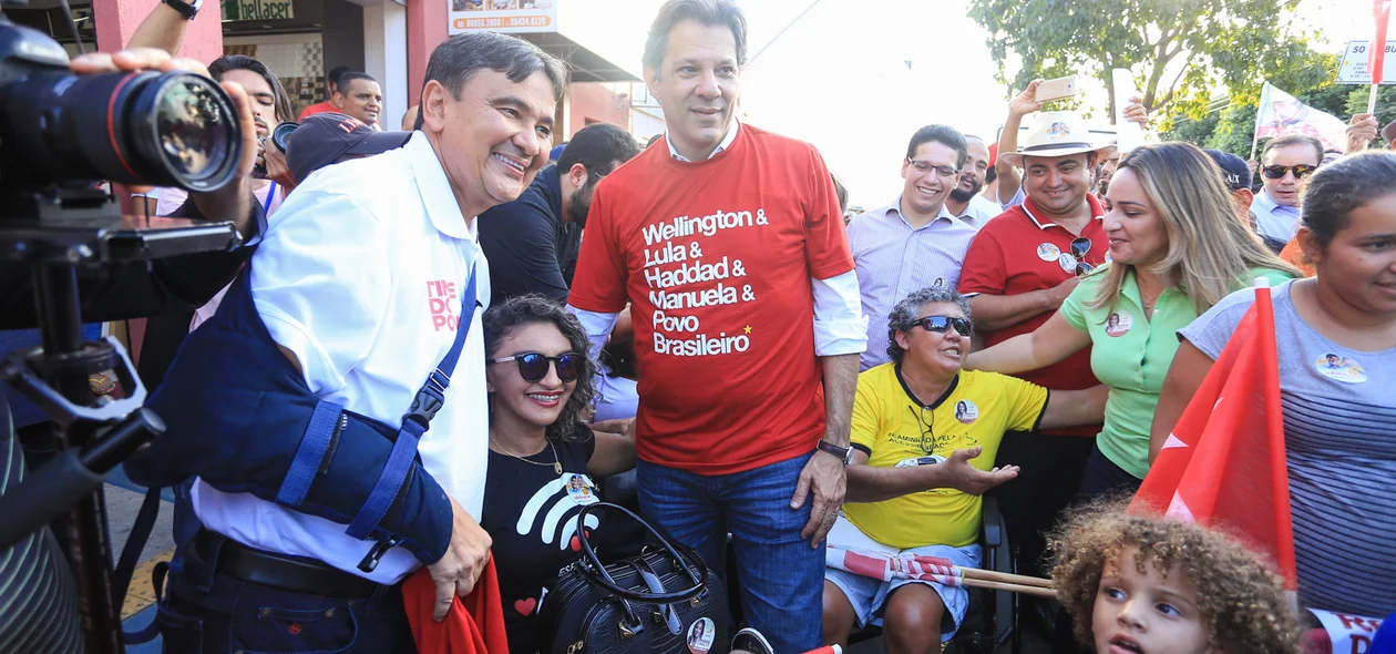 Wellington e Haddad posam para fotografias com eleitores