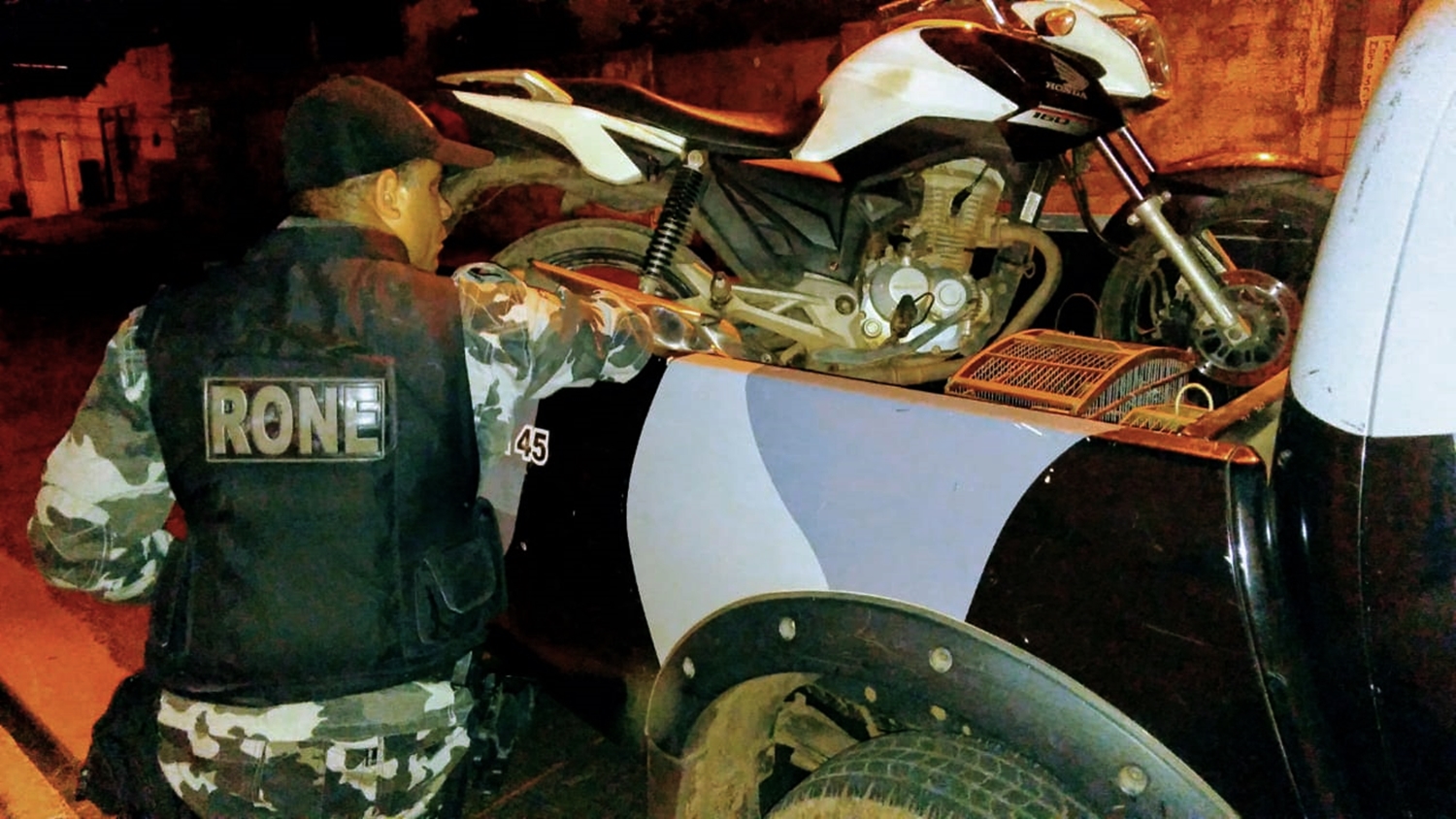 Policiais do RONE encontram motocicleta roubada