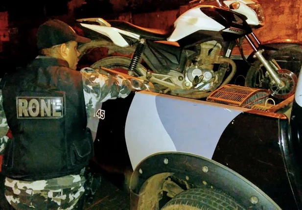 Policiais do RONE encontram motocicleta roubada