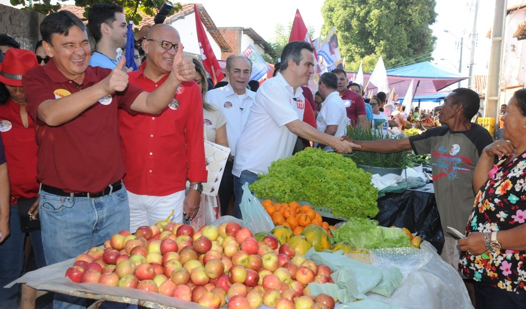 Wellington Dias em caminhada na zona sul de Teresina