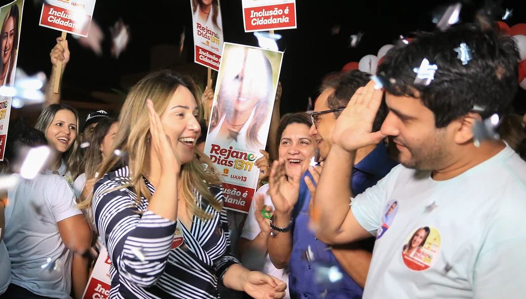 Rejane Dias cumprimentado o povo 