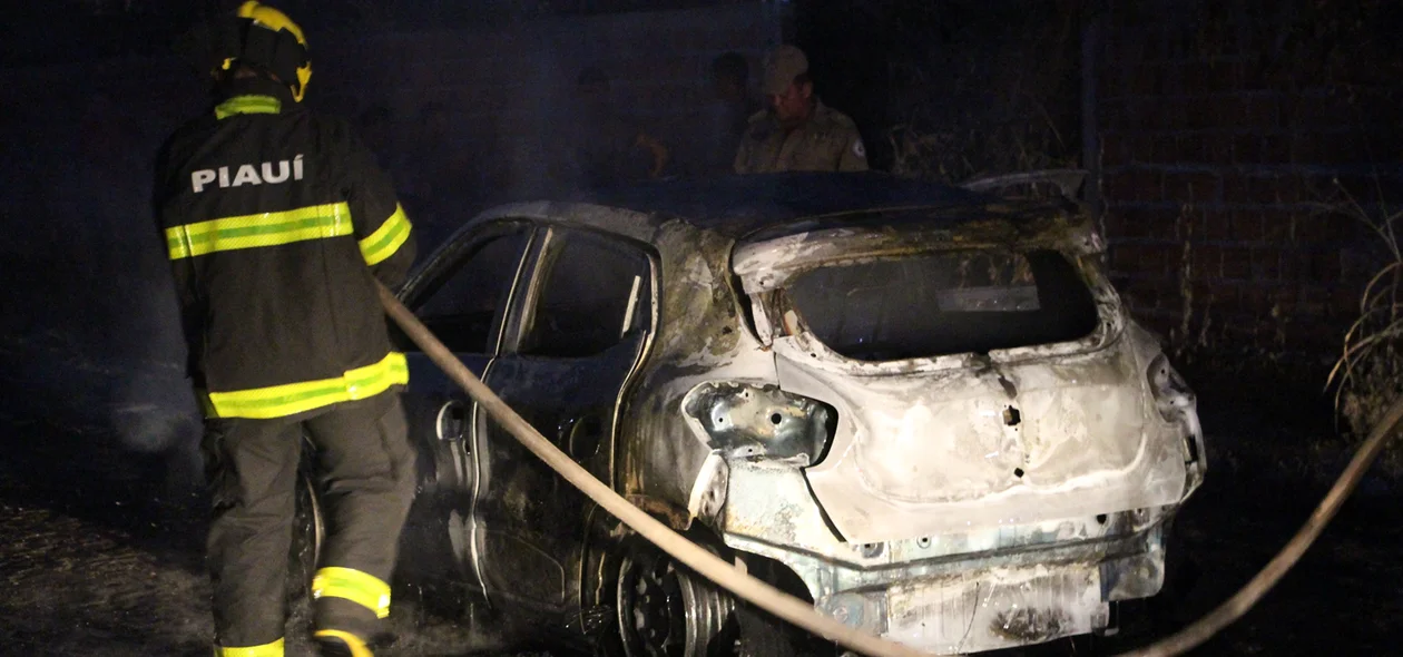 Bombeiros controlando as chamas do veículo