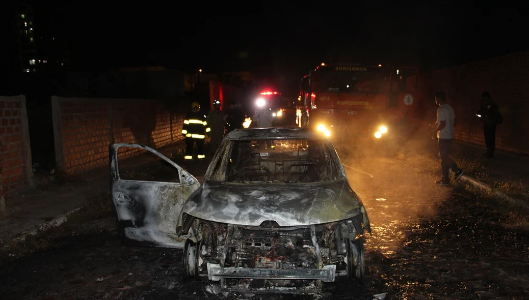 Carro modelo Renault Kwed fica destruído após ficar em chamas
