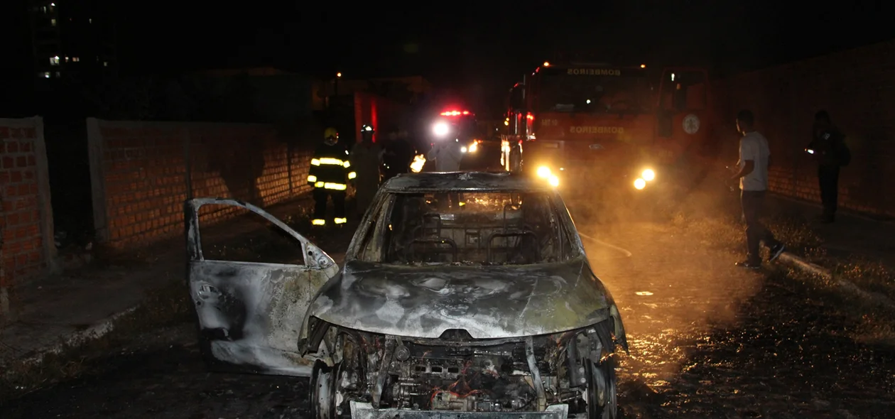 Carro modelo Renault Kwed fica destruído após ficar em chamas