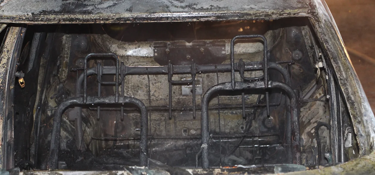 Parte interna do veículo ficou destruída
