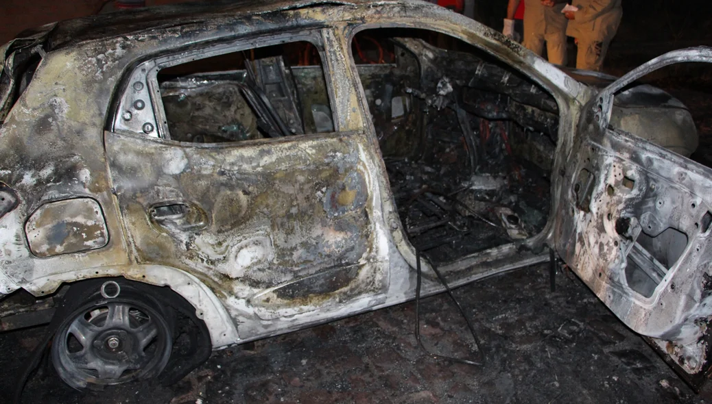 Parte lateral do veículo que ficou destruído