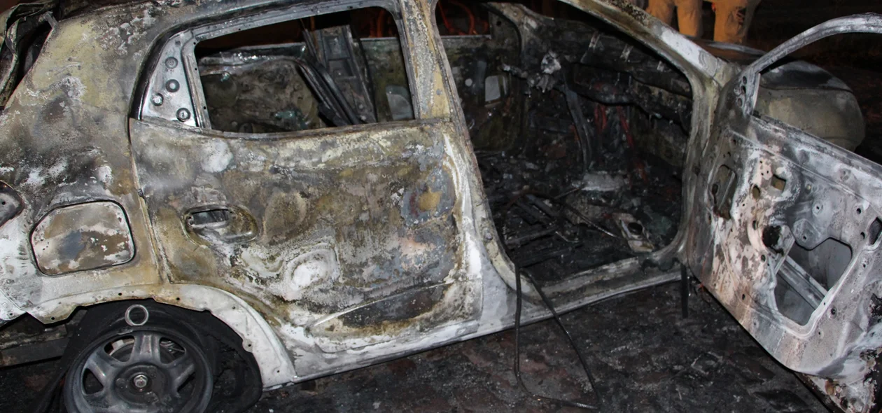 Parte lateral do veículo que ficou destruído