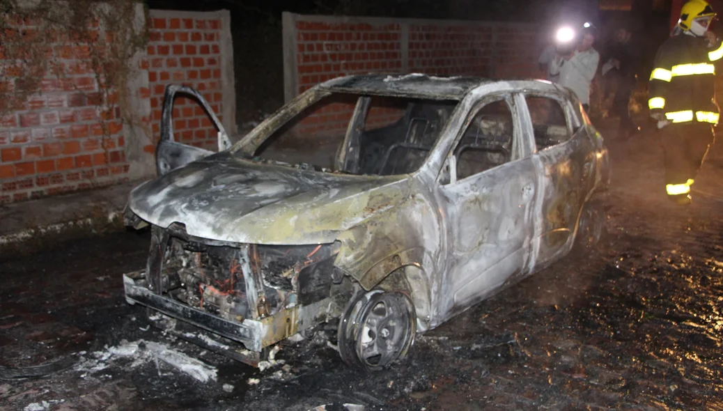 Veículo ficou destruído após ficar em chamas
