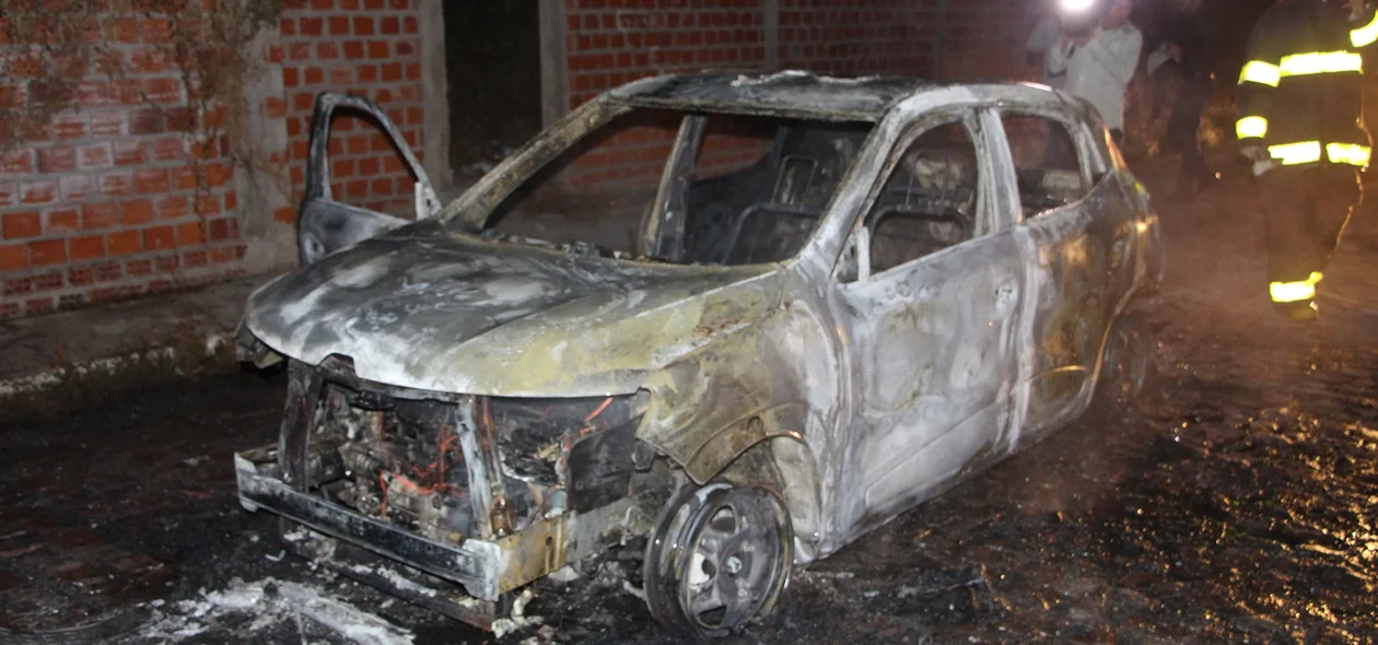 Veículo ficou destruído após ficar em chamas
