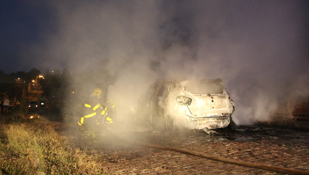 Veículo ficou fumaçando após bombeiros controlar as chamas