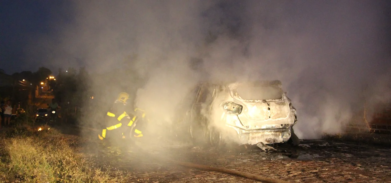 Veículo ficou fumaçando após bombeiros controlar as chamas