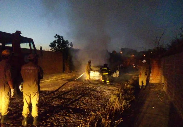 Veículo pegando fogo na zona leste de Teresina