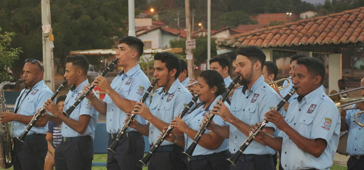 Banda tocando na inauguração da praça