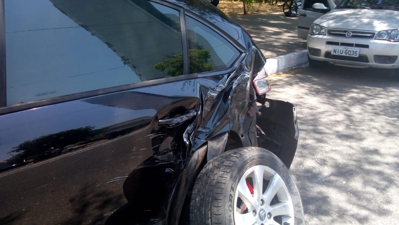 Carro chegou a ficar sem a roda com a colisão 