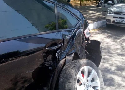 Carro chegou a ficar sem a roda com a colisão 