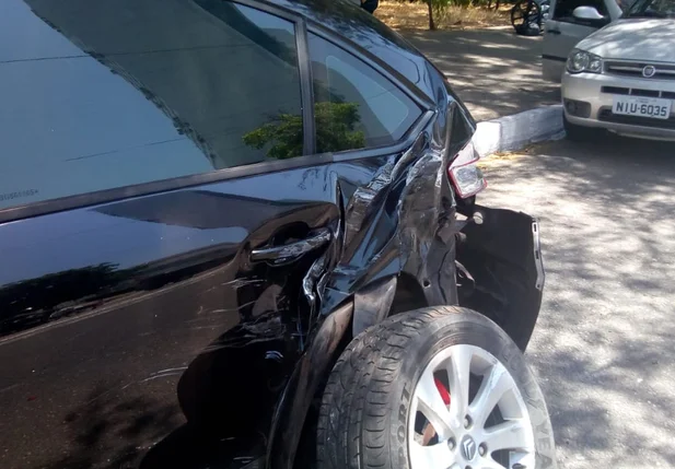 Carro chegou a ficar sem a roda com a colisão 