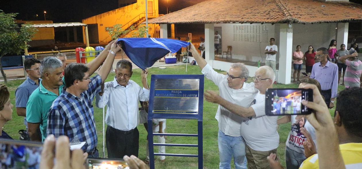 Descerramento da placa de inauguração da praça