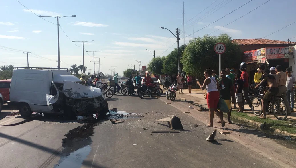 Acidente entre dois carros na Avenida Poti 