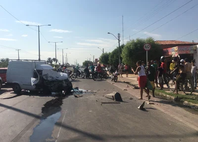 Acidente entre dois carros na Avenida Poti 