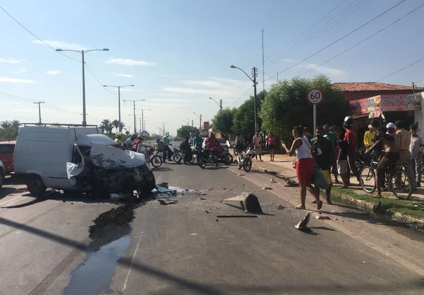 Acidente entre dois carros na Avenida Poti 