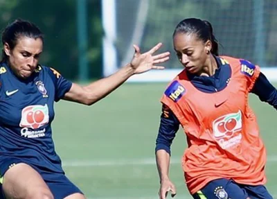 Adriana ao lado de Marta
