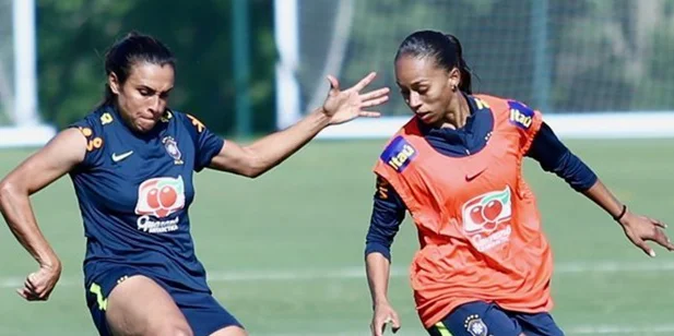 Adriana ao lado de Marta