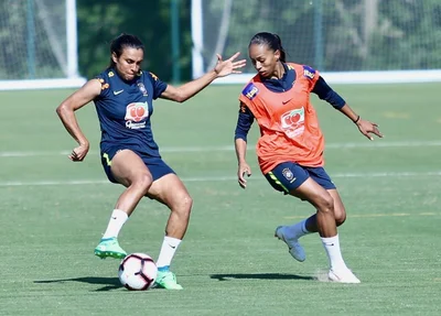 Atacante Adriana treinando ao lado de Marta