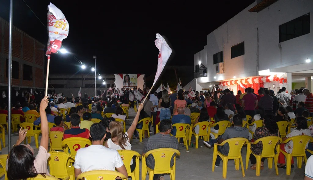 Público acompanha solenidade de lançamento da candidatura de Rejane Dias