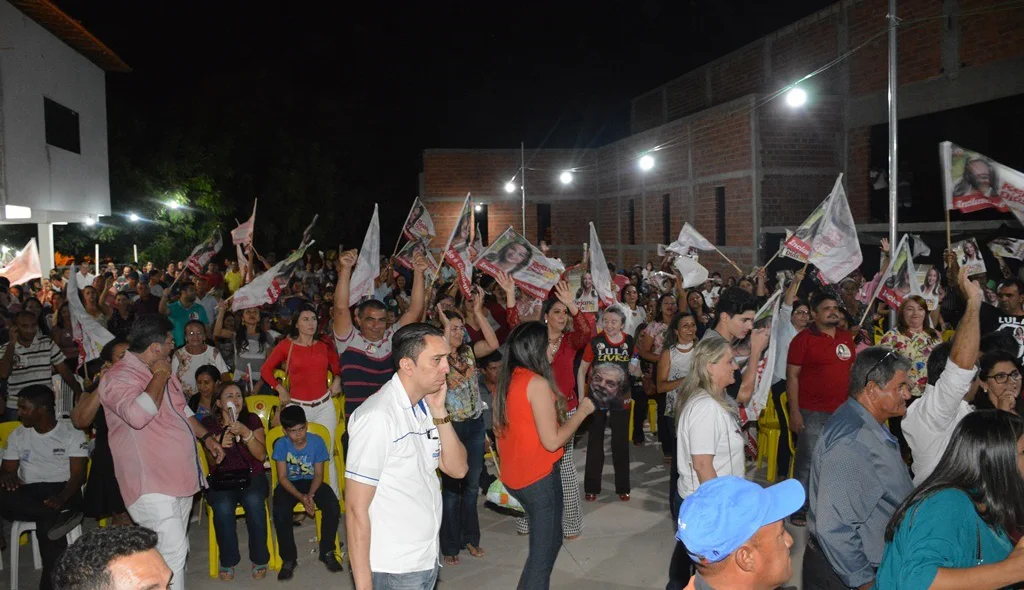 Simpatizantes saúdam chegada da deputada Rejane dias