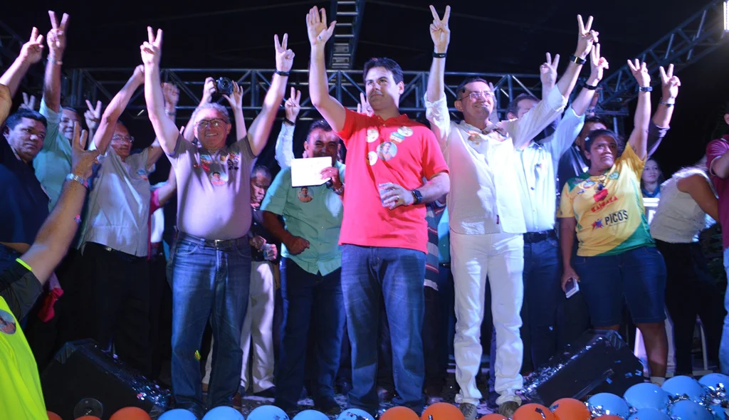 Autoridades vibram após final da solenidade