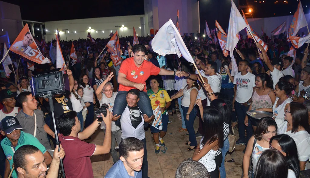 Deputado é carregado pelo povo
