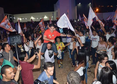 Deputado é carregado pelo povo