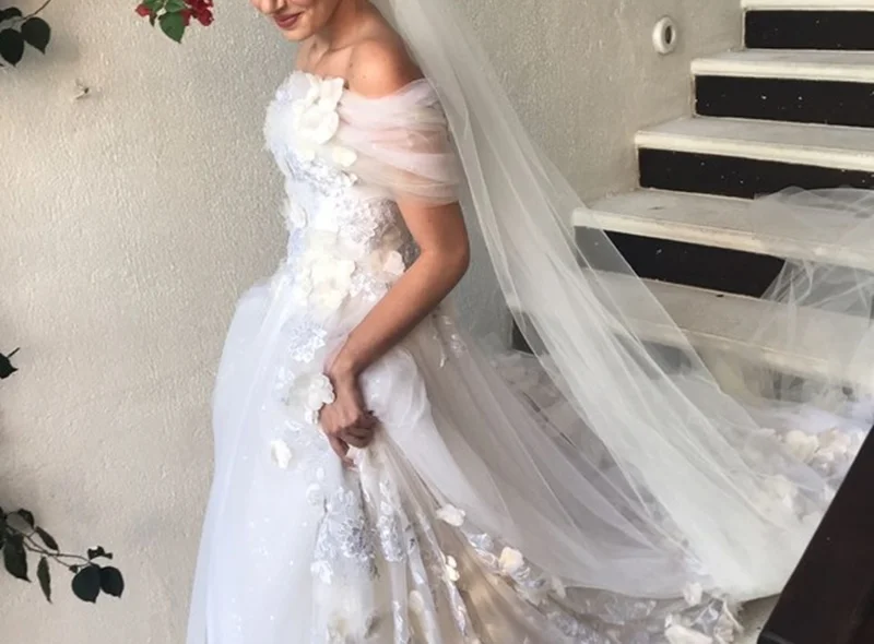 Camila Queiroz posa com vestido de noiva 