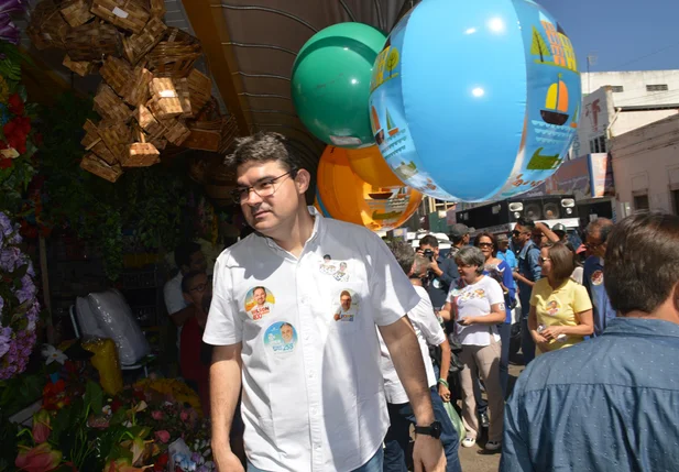 Luciano Nunes faz corpo a corpo com eleitores na cidade de Picos