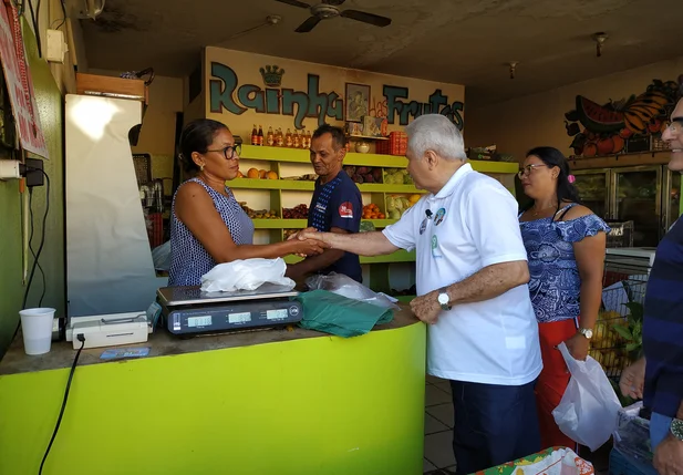 Elmano Férrer cumprimenta permissionários