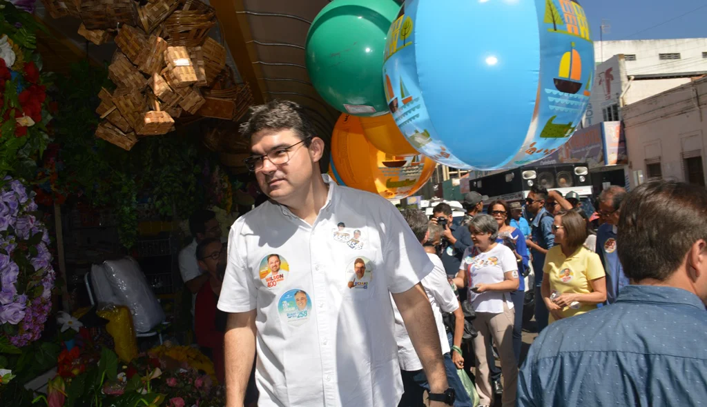 Luciano Nunes faz corpo a corpo com eleitores em Picos