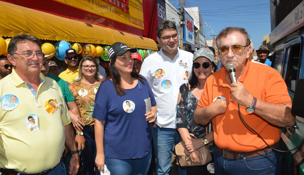 Luciano Nunes ouve atento discurso do prefeito Mão Santa