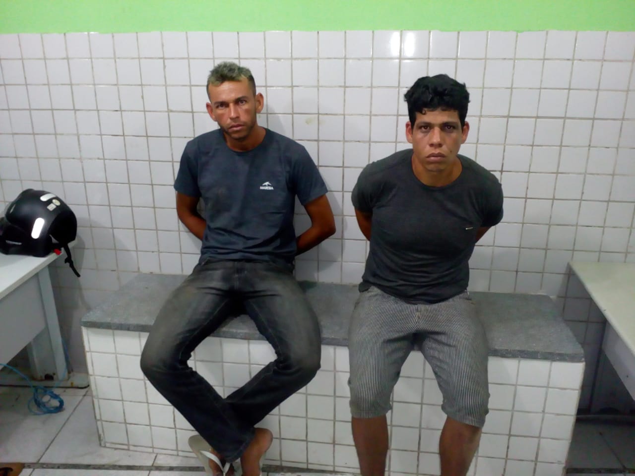 Maycon Ariano e Thayldon Ramon foram presos com duas facas e uma motocicleta roubada em Teresina