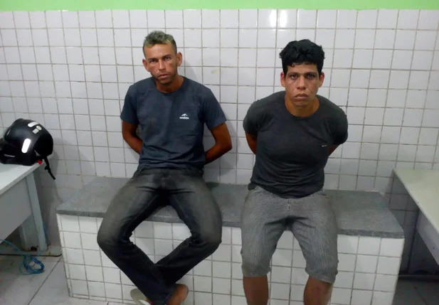 Maycon Ariano e Thayldon Ramon foram presos com duas facas e uma motocicleta roubada em Teresina