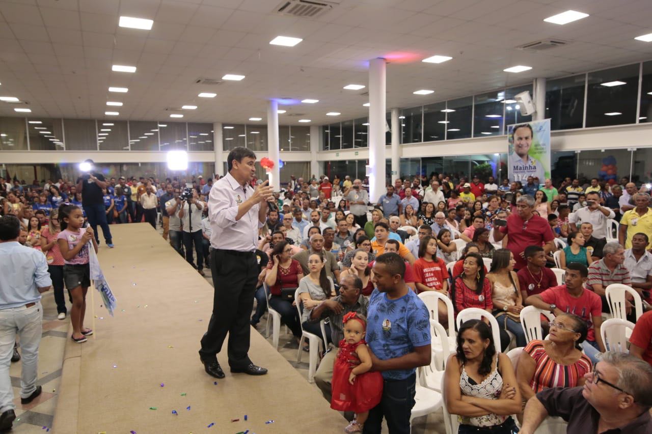 Wellington Dias discursa para eleitores