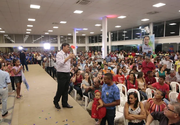 Wellington Dias discursa para eleitores
